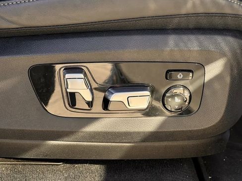Used 2024 BMW X7 M60i w/ Executive Package image 28