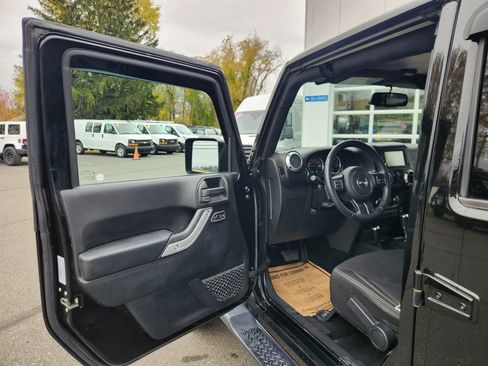 Used 2017 Jeep Wrangler Unlimited Sahara w/ Connectivity Group image 27