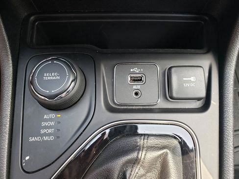 Used 2020 Jeep Cherokee Limited w/ Advanced Safety Group AWD/4WD image 18
