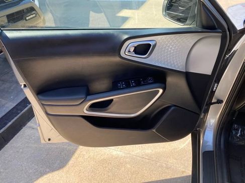 Used 2025 Kia Soul LX w/ LX Technology Package FWD image 12