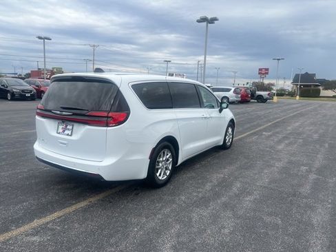 New 2026 Chrysler Pacifica Select image 6