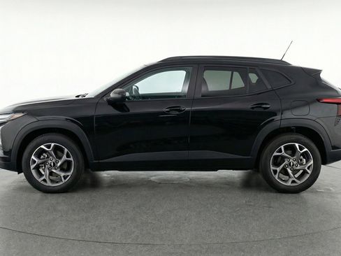 Used 2025 Chevrolet Trax LT FWD image 5