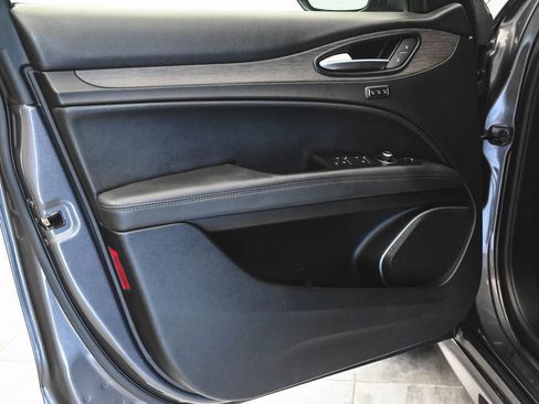 Used 2022 Alfa Romeo Stelvio Ti AWD/4WD image 8