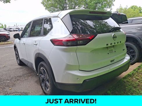Used 2024 Nissan Rogue SV FWD image 3