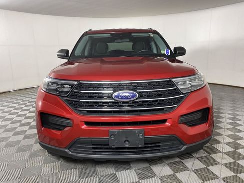 Used 2023 Ford Explorer XLT AWD/4WD image 2