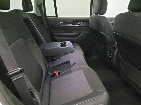Used 2023 Jeep Grand Cherokee Laredo AWD/4WD image 19