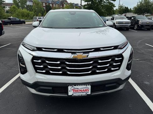 Used 2026 Chevrolet Equinox LT FWD image 2