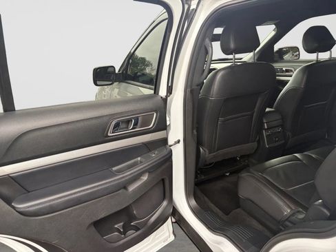 Used 2017 Ford Explorer XLT w/ Equipment Group 202A AWD/4WD image 14