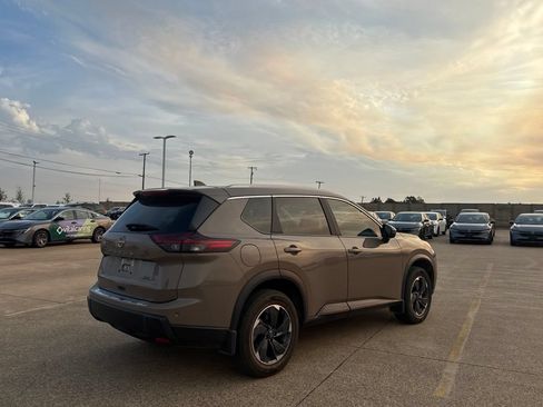 Used 2024 Nissan Rogue SV w/ SV Premium Package AWD/4WD image 21