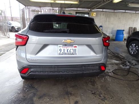 Used 2024 Chevrolet Trax LS w/ LS Convenience Package FWD image 3