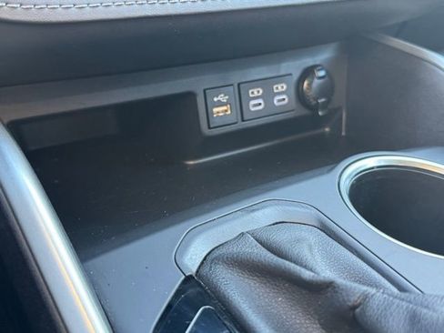 Used 2023 Toyota Highlander XLE AWD/4WD image 18