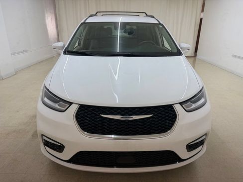 Used 2022 Chrysler Pacifica Touring-L FWD image 9