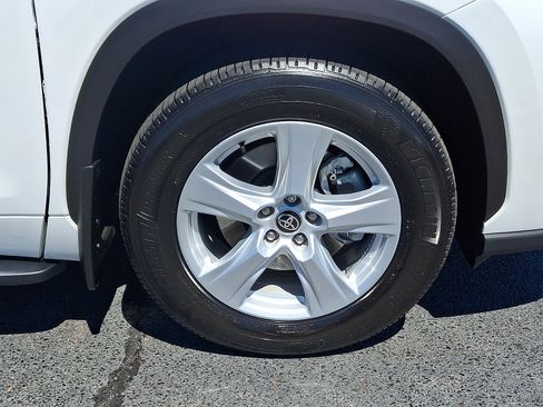 Used 2025 Toyota Highlander LE AWD/4WD image 8