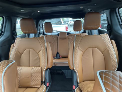 New 2026 Chrysler Pacifica Pinnacle image 12