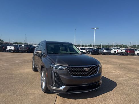 Used 2020 Cadillac XT6 Premium Luxury FWD image 2