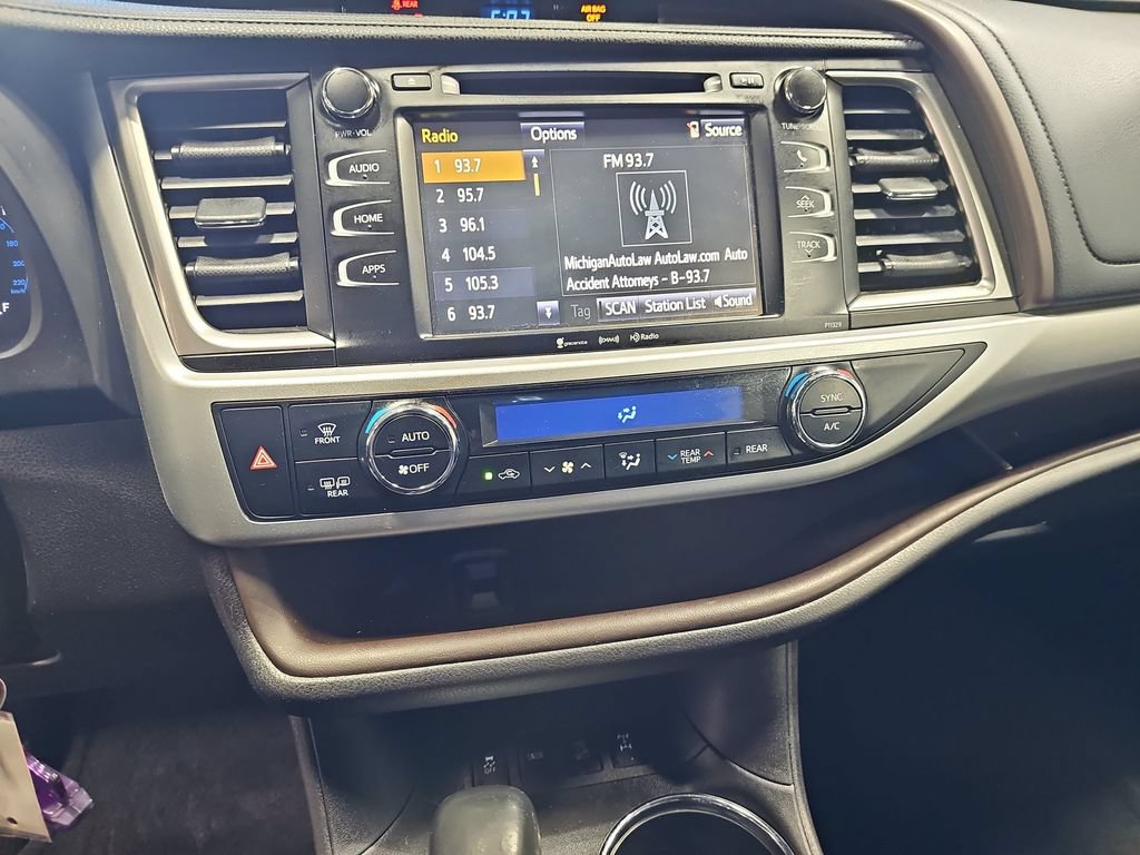 Used 2018 Toyota Highlander Plus w/ Carpet Mat Package (TMS) AWD/4WD image 21