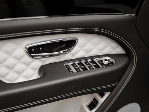 Used 2021 Bentley Bentayga Plug-In Hybrid AWD/4WD image 54