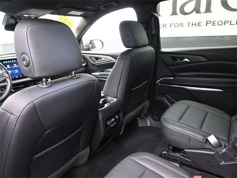 Used 2025 Chevrolet Traverse LT image 24