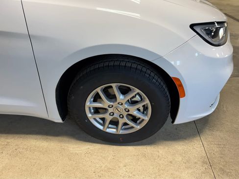Used 2024 Chrysler Pacifica Touring-L image 7