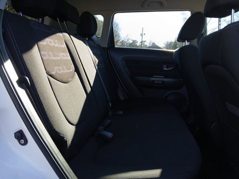 Used 2013 Kia Soul + image 12