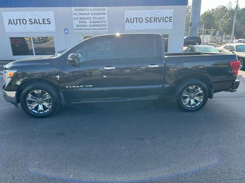 Used 2018 Nissan Titan SV w/ SV Convenience Package image 2