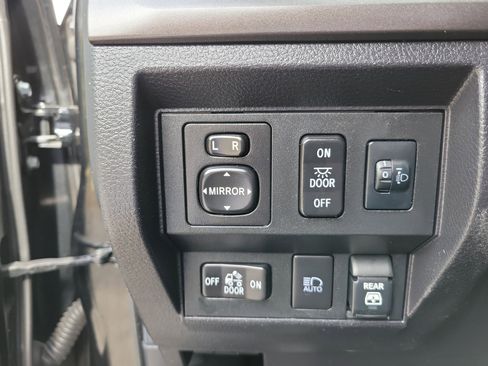 Used 2021 Toyota Tundra SR5 w/ SR5 Leather Package image 18