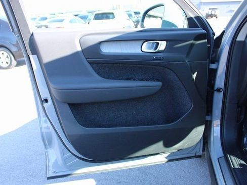 Used 2025 Volvo XC40 B5 Plus image 10