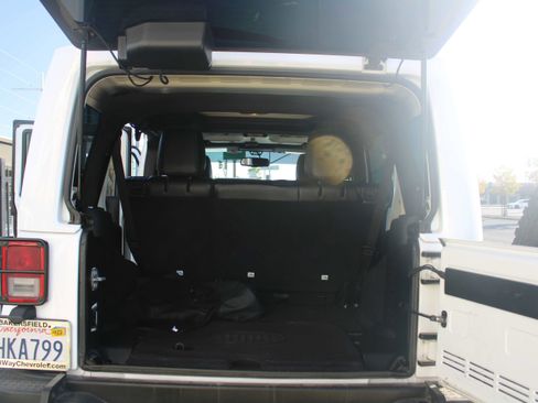 Used 2017 Jeep Wrangler Unlimited Sahara image 20