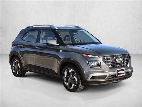 Used 2025 Hyundai Venue SEL FWD image 3