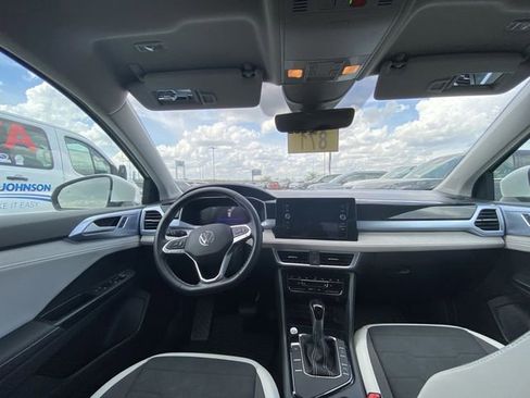 Used 2025 Volkswagen Taos SE image 5