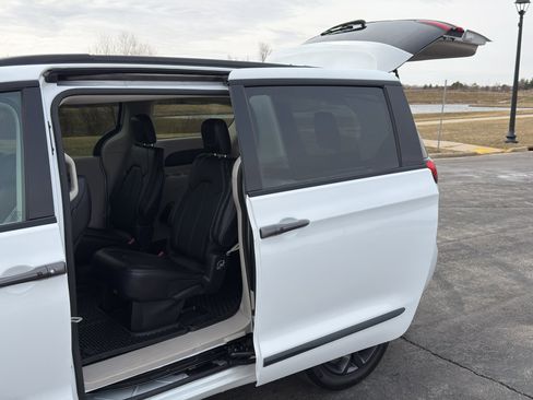 Used 2024 Chrysler Pacifica Touring-L w/ Road Tripper Package FWD image 31