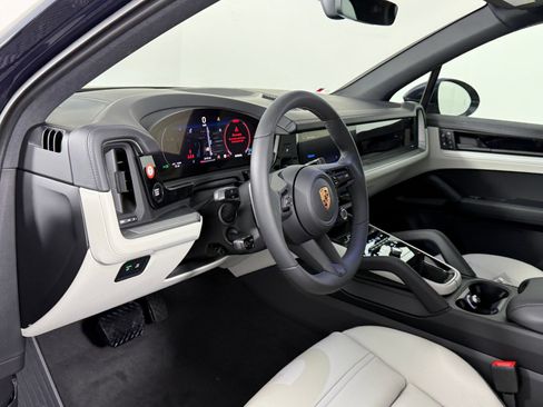 Certified 2026 Porsche Cayenne AWD/4WD image 4
