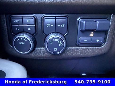 Used 2022 Chevrolet Suburban LT w/ Luxury Package image 30