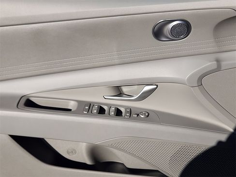 New 2025 Hyundai Elantra SE image 22