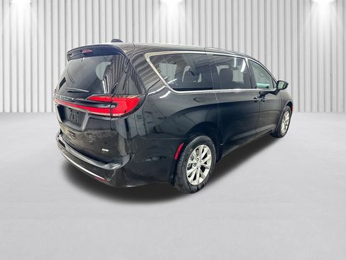 New 2027 Chrysler Pacifica Select AWD/4WD image 5