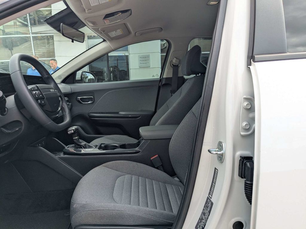 Used 2025 Kia K4 EX FWD image 2