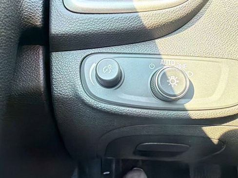 Used 2019 Chevrolet Trax LT w/ LT Convenience Package FWD image 31