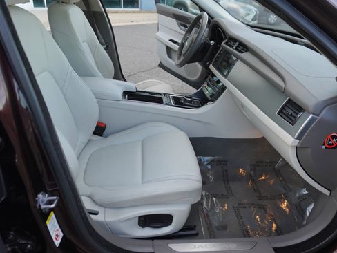 Used 2017 Jaguar XF Premium image 10