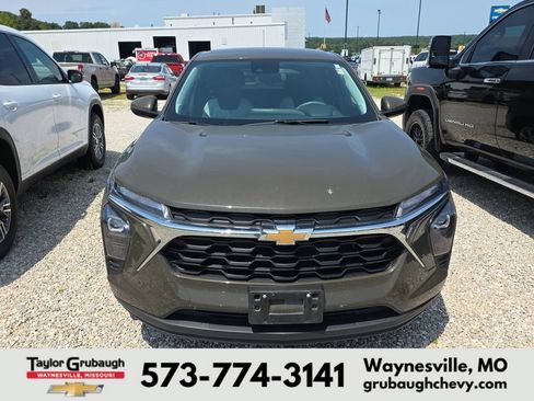 Used 2024 Chevrolet Trax LS w/ LS Convenience Package FWD image 2