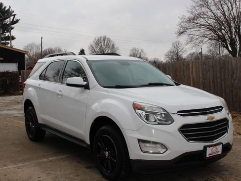 Used 2017 Chevrolet Equinox LT image 2