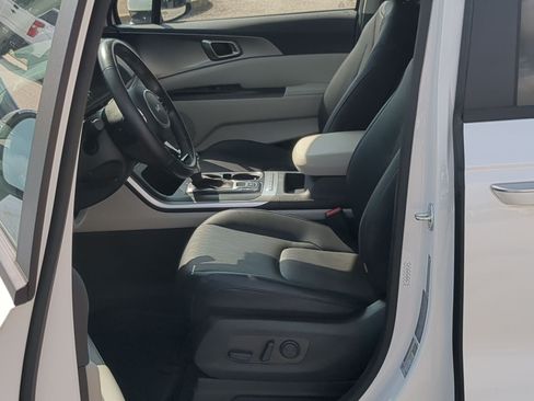 Certified 2024 Kia Carnival LX FWD image 11