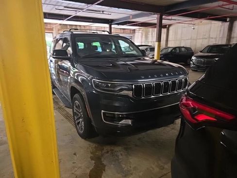 Used 2023 Jeep Wagoneer 4WD w/ Premium Group I image 5