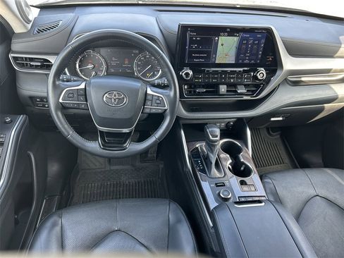 Used 2022 Toyota Highlander Limited image 19
