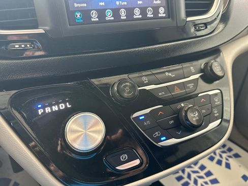Used 2018 Chrysler Pacifica Touring-L FWD image 21