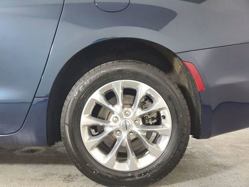 Used 2022 Chrysler Pacifica Touring-L image 5