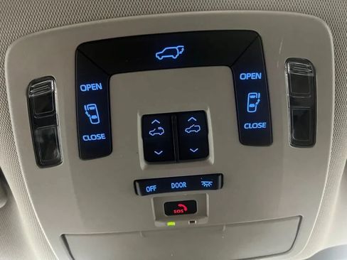 Used 2024 Toyota Sienna XLE FWD image 18