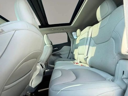 Used 2019 Jeep Cherokee Limited w/ Luxury Group AWD/4WD image 23