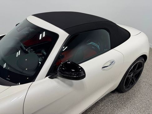 Used 2018 Mercedes-Benz AMG GT Roadster image 4