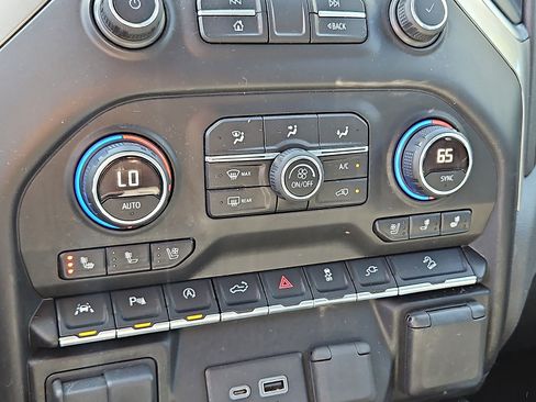 Used 2019 Chevrolet Silverado 1500 LTZ w/ LTZ Premium Package AWD/4WD image 15