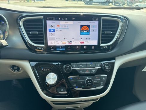 Used 2024 Chrysler Pacifica Touring-L image 20